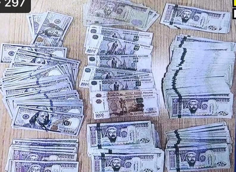 ТЕГ: Ч.Мөнхбаярын гэрээс их хэмжээний валют, бичиг баримтыг хураасан